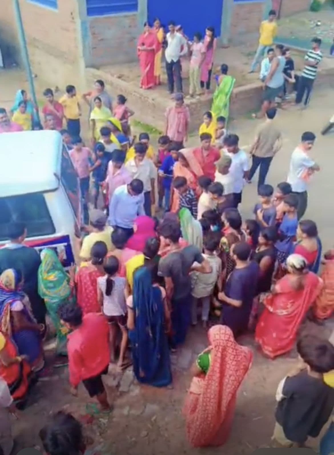 Giridih News :बच्चा चोरी के आरोप में वृद्ध महिला को पकड़कर पुलिस को सौंपा