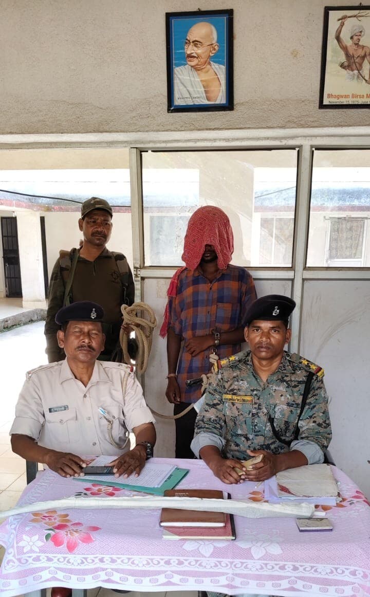Chaibasa News : अवैध संबंध के शक में पत्नी की लाठी से पीट-पीटकर हत्या, आरोपी पति गिरफ्तार
