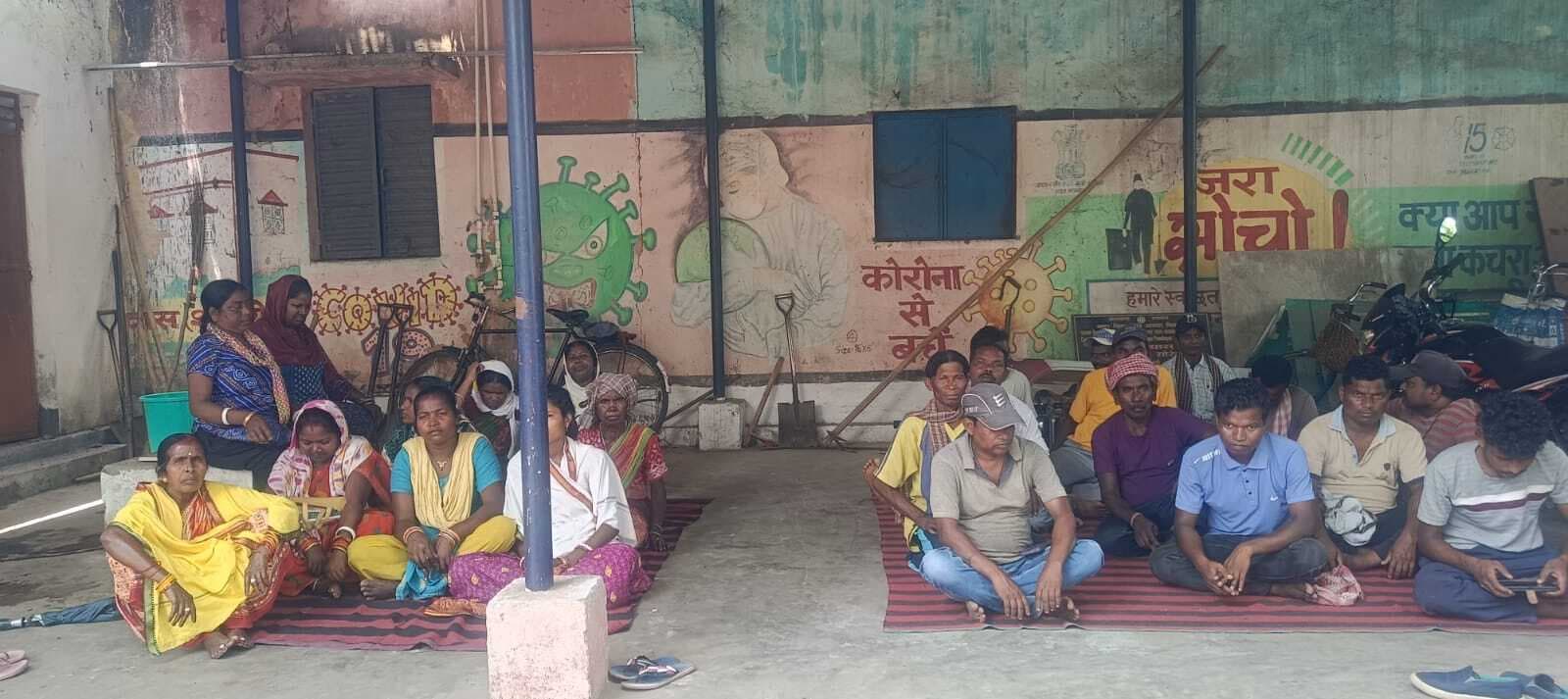 Seraikela Kharsawan News : वेतनमान में गड़बड़ी के विरोध में कर्मी हड़ताल पर, साफ-सफाई ठप