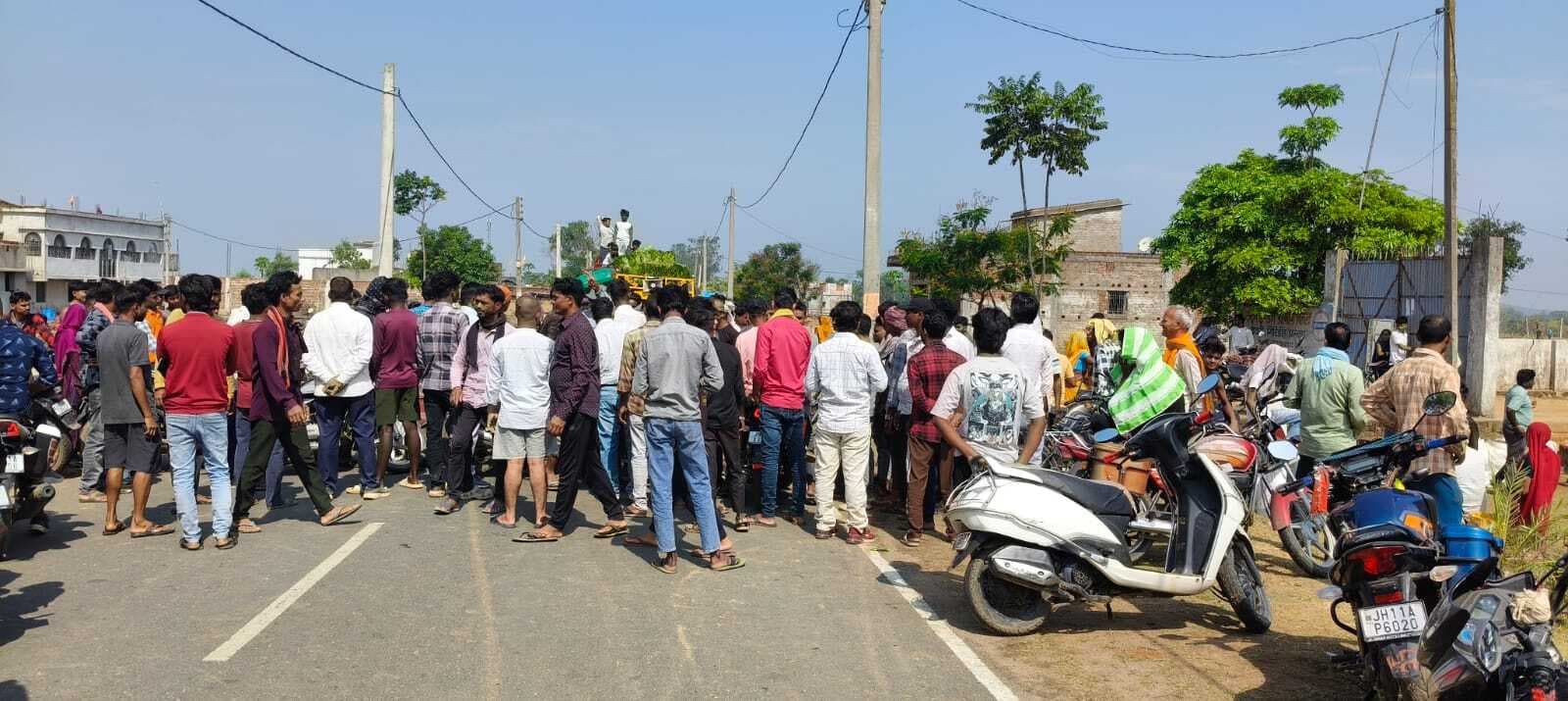Giridih News :एलपीजी सिलिंडर नहीं मिलने से नाराज लोगों ने किया रोड जाम