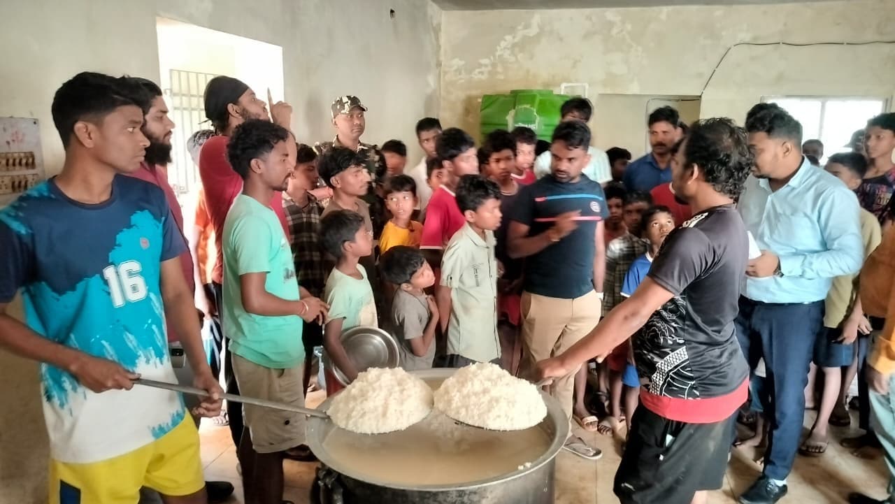 East Singhbhum News : शौचालय में गंदगी व खराब भोजन देख लगायी फटकार