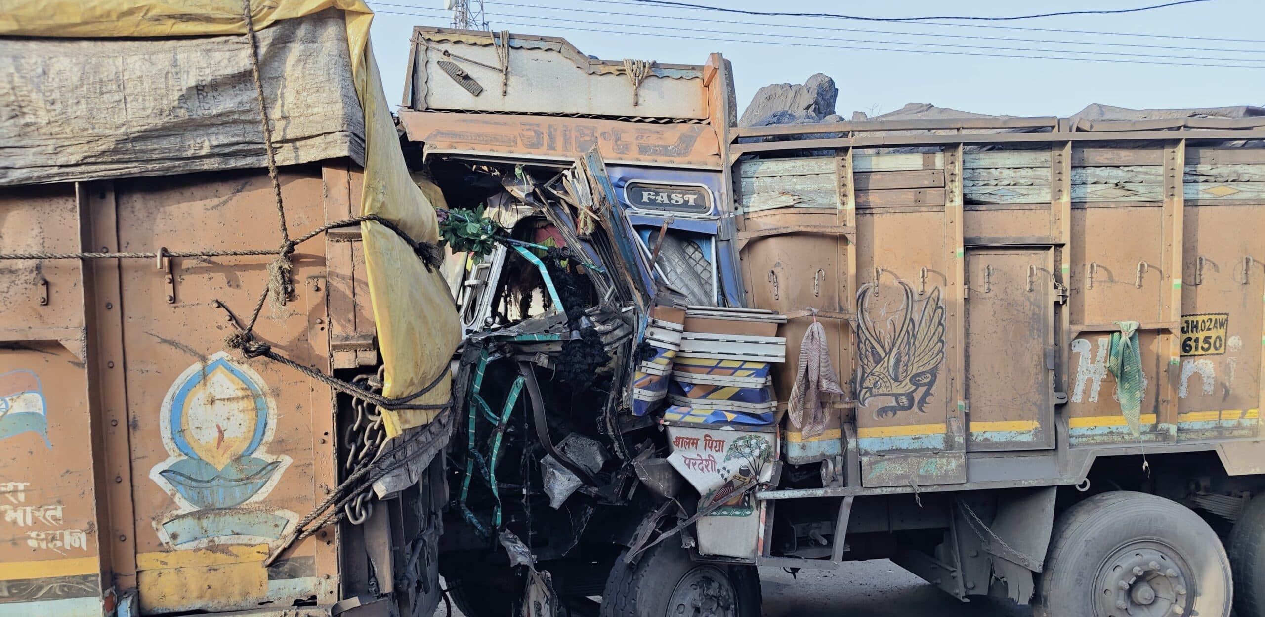 Bokaro News : दो ट्रकों की टक्कर, खलासी का पैर कटा