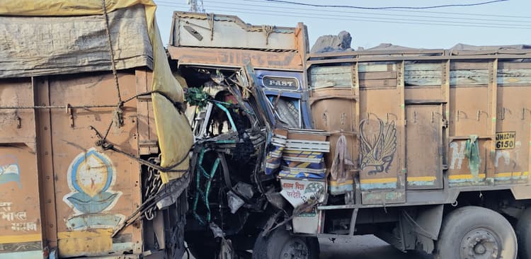 Bokaro News : दो ट्रकों की टक्कर, खलासी का पैर कटा