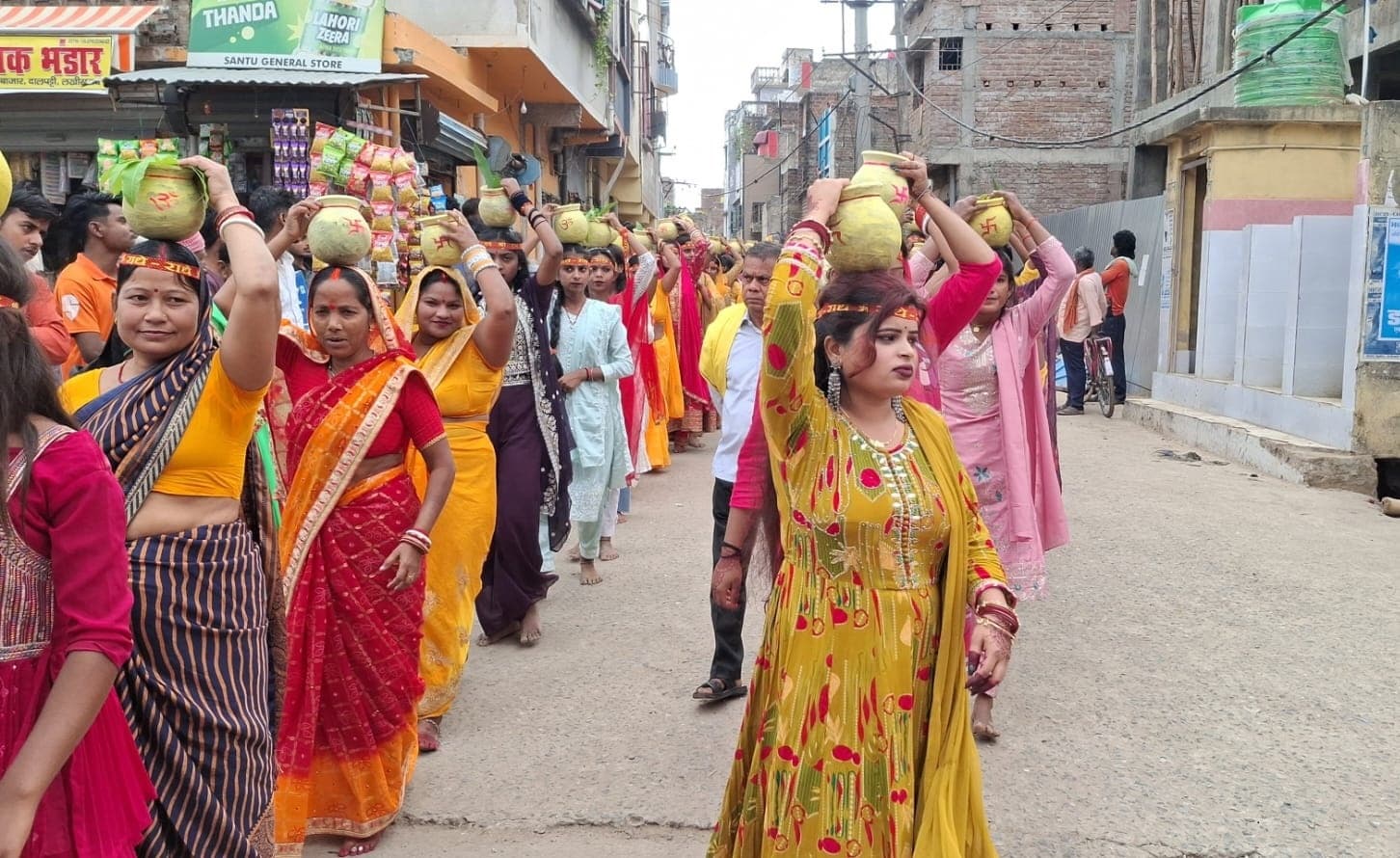 सूर्य नारायण घाट पर यज्ञ को लेकर निकली कलश शोभायात्रा