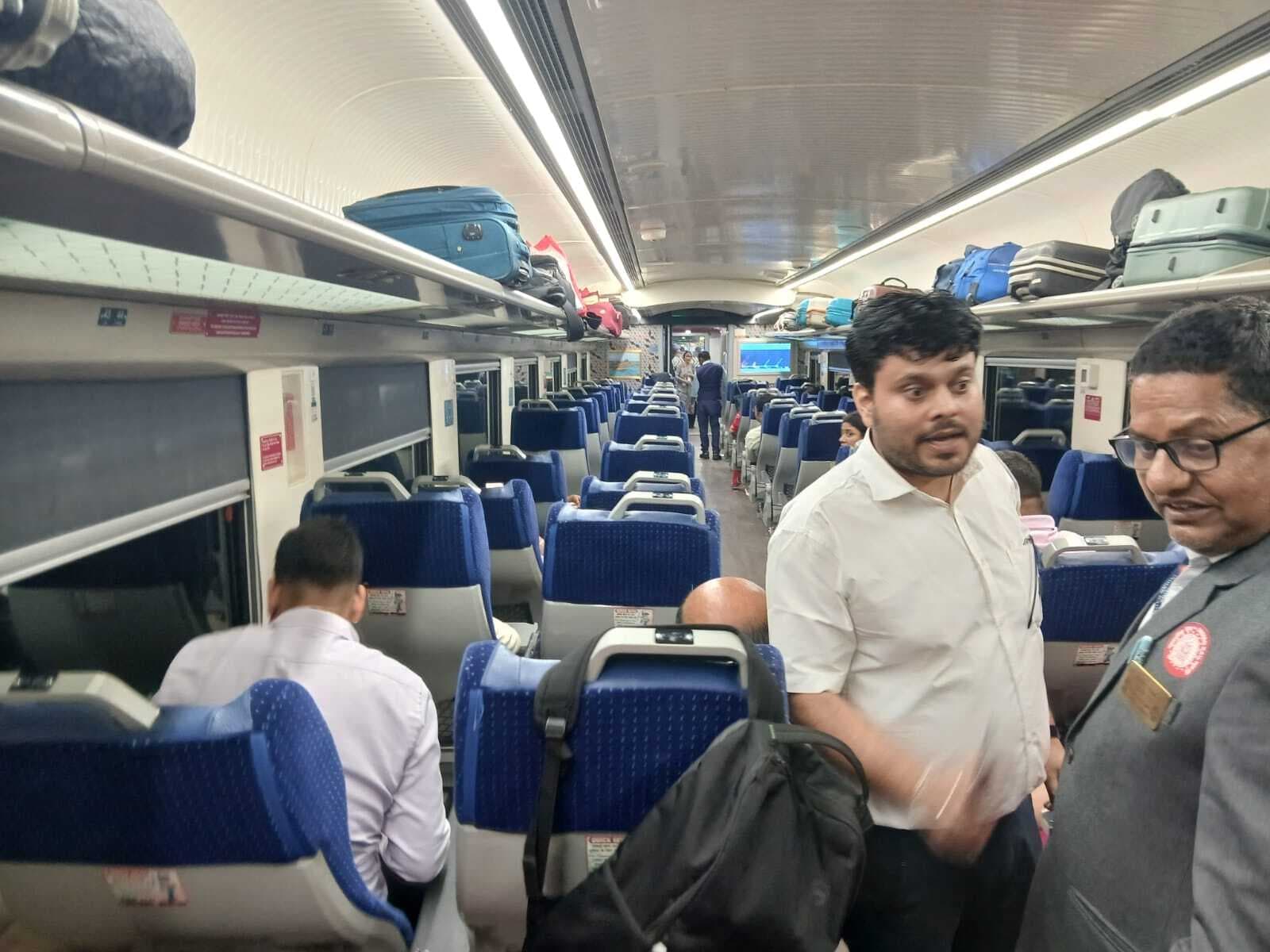 Jamshedpur News : पटना-टाटा वंदे भारत ट्रेन के एग्जीक्यूटिव क्लास में एसी फेल, यात्रियों का हंगामा, मांगा रिफंड