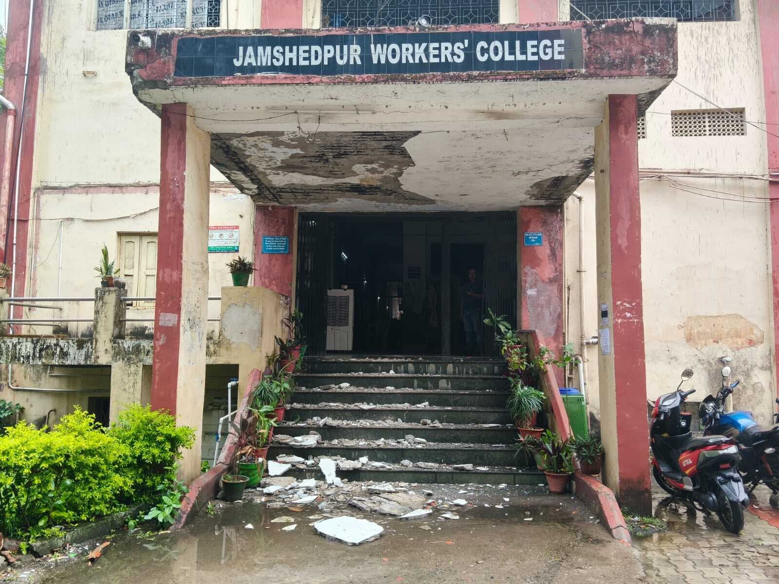 Jamshedpur News :  जमशेदपुर वर्कर्स कॉलेज : फिर गिरा छत का प्लास्टर, सुखद संयोग रहा कि...
