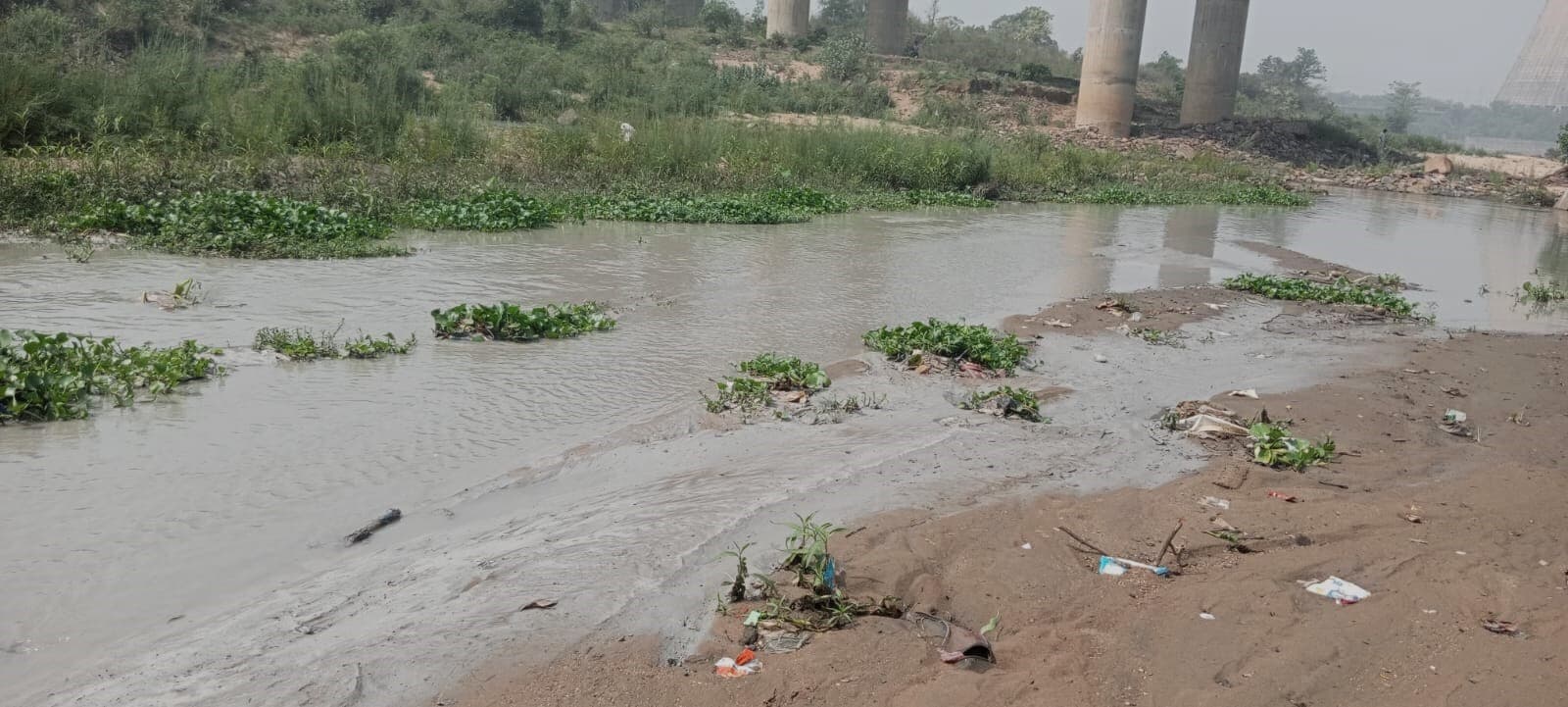 Bokaro News : डीवीसी पावर प्लांट के ऐश पौंड की पाइपलाइन फटी, कोनार नदी में बही छाई