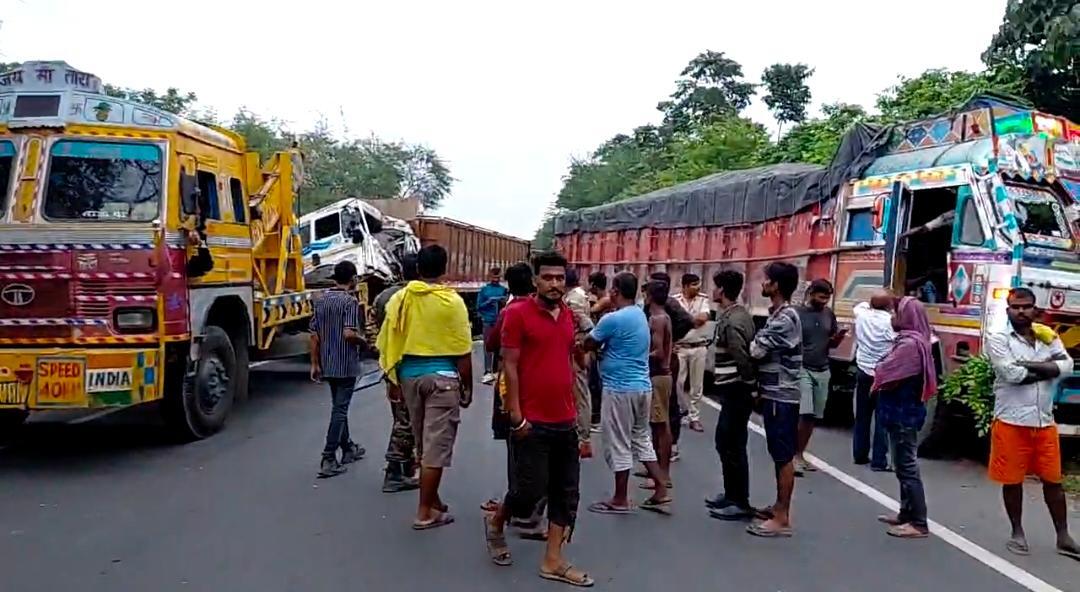 KHAGARIA देवठा एनएच 31 के पास दो ट्रकों की टक्कर, एक की मौत