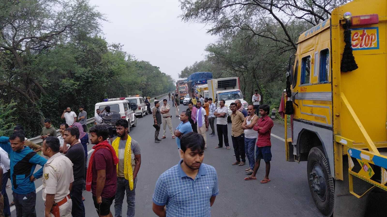 KHAGRIA एनएच 31 पर तेज रफ्तार ट्रक ने खड़े ट्रक को पीछे से मारी टक्कर, एक व्यक्ति की मौत, तीन घंटे तक सड़क जाम