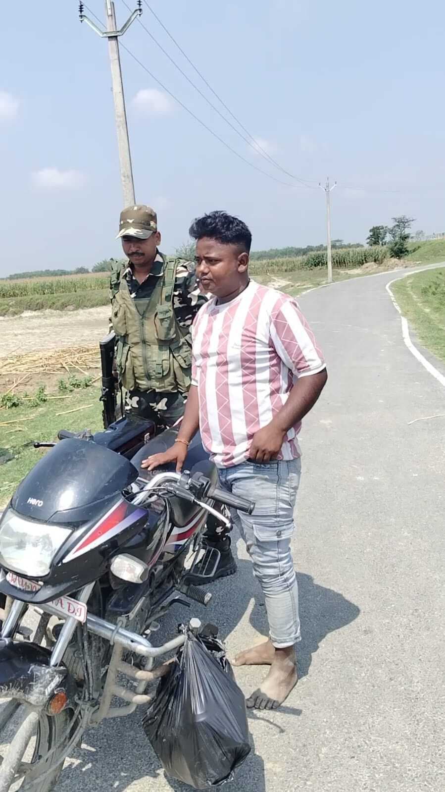 ARARIA एसएसबी ने सीमा पर तस्करी की शराब के साथ युवक को दबोचा, मोटरसाइकिल जब्त