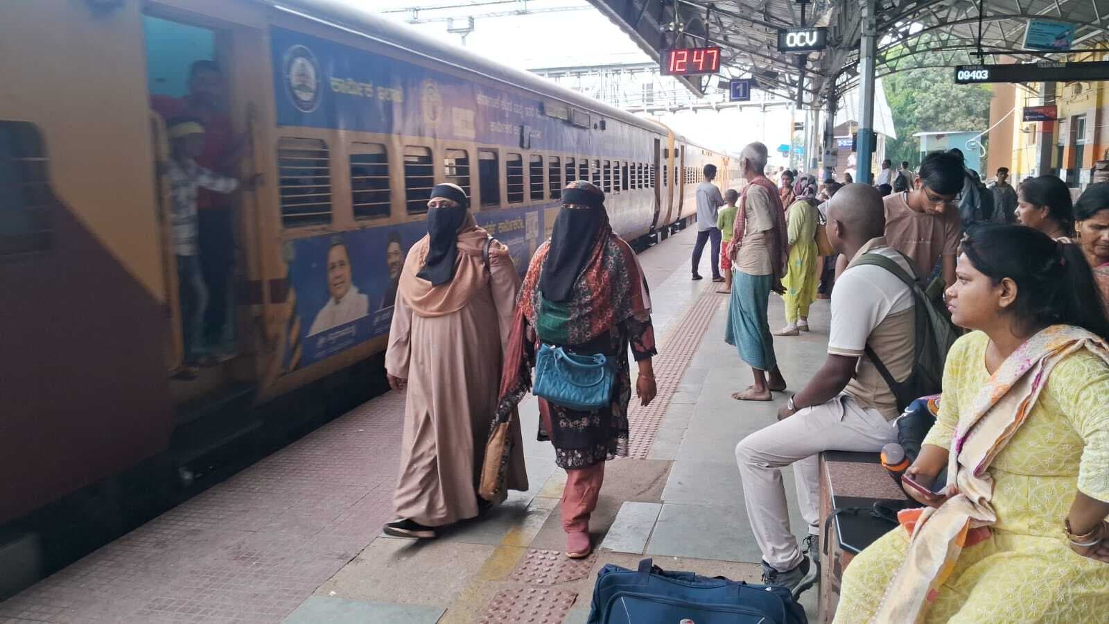 MUNGER 10 घंटे अनिश्चित लेट से जमालपुर पहुंची 09403 डाउन साबरमती हावड़ा स्पेशल एक्सप्रेस