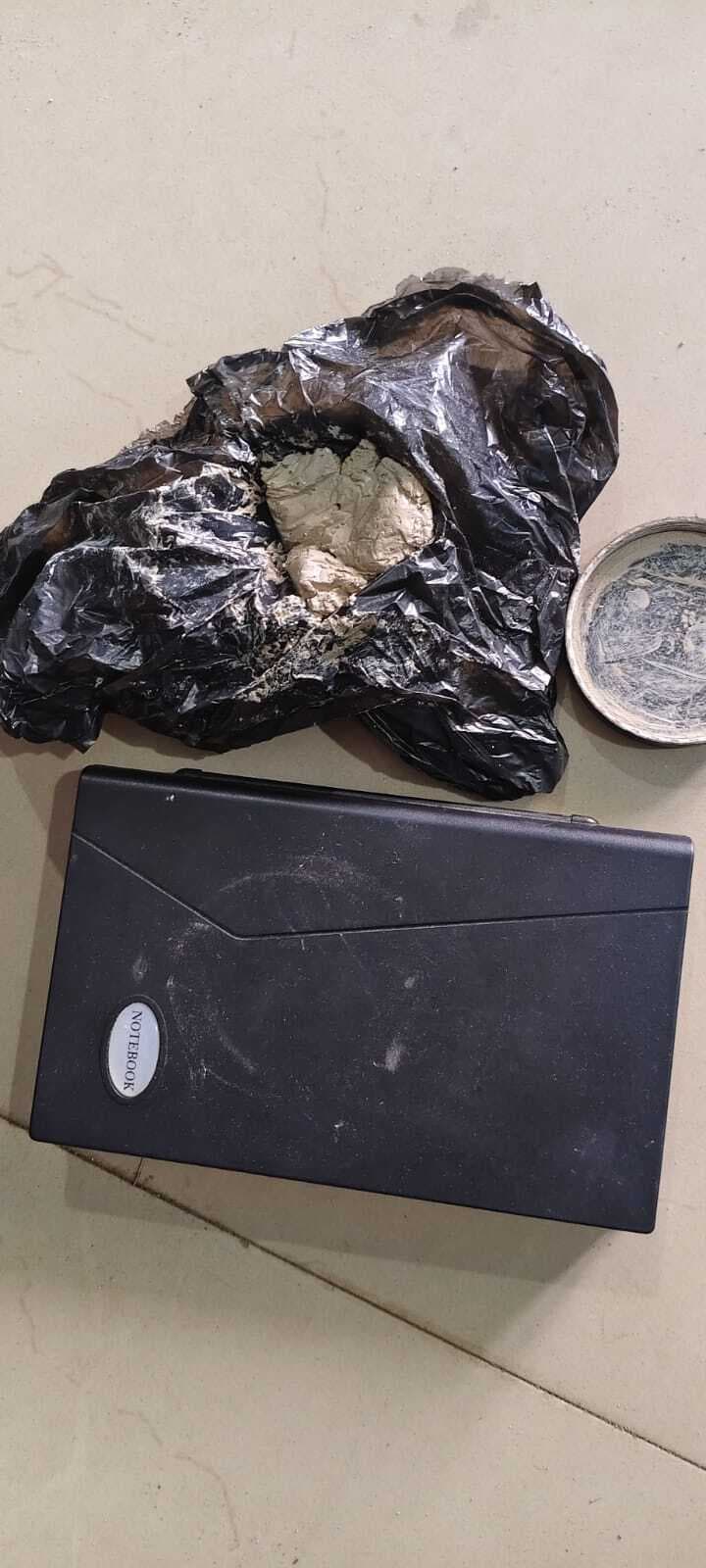 ARARIA NEWS छापेमारी कर मधुरा दक्षिण से 13 ग्राम स्मेक व इलेक्ट्रॉनिक तराजू बरामद,  प्राथमिकी दर्ज