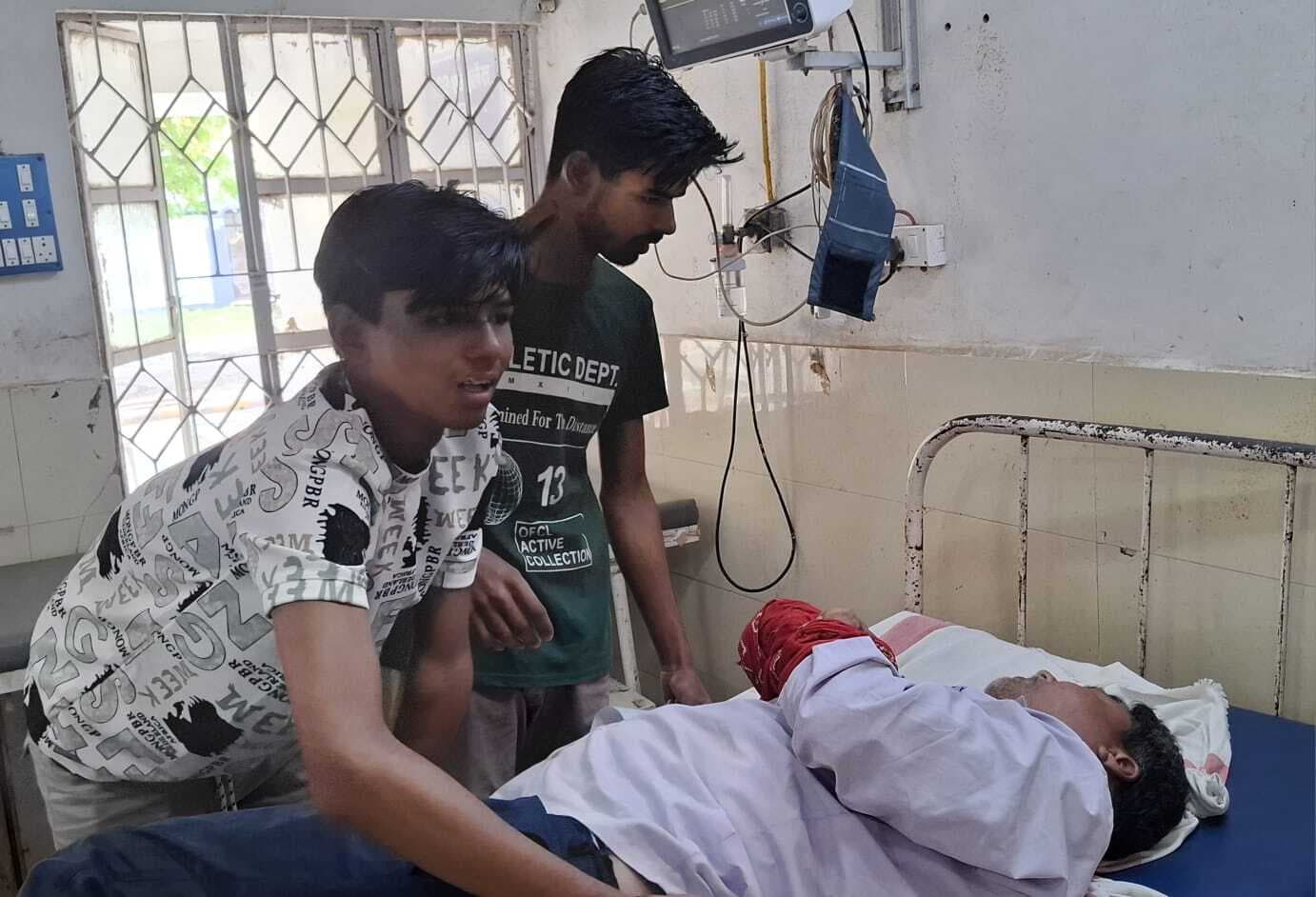 PURNIA ट्रैक्टर के हुक में फंसी बाइक सवार की हथेली, हालत गंभीर