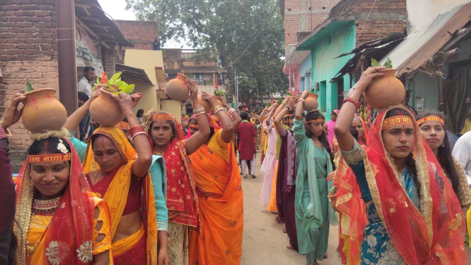 BANKA NEWS : भव्य कलश शोभायात्रा के साथ शुरू हुआ त्रैरात्र संकीर्तन अनुष्ठान