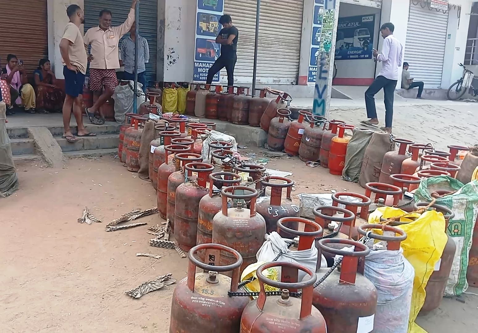 रसोई गैस की किल्लत, रात तीन बजे से ही सिलिंडर की कतार में लग रहे उपभोक्ता