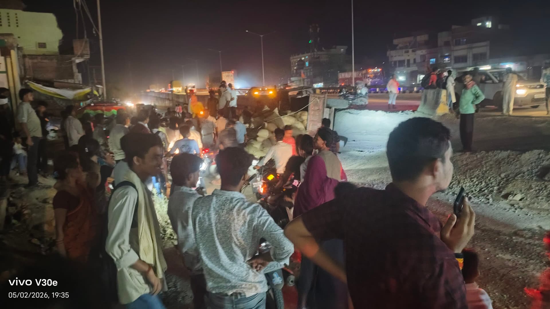 पटना मोड़ के समीप इ-रिक्शा पर पलटा गेहूं लदा ट्रैक्टर, लगा जाम