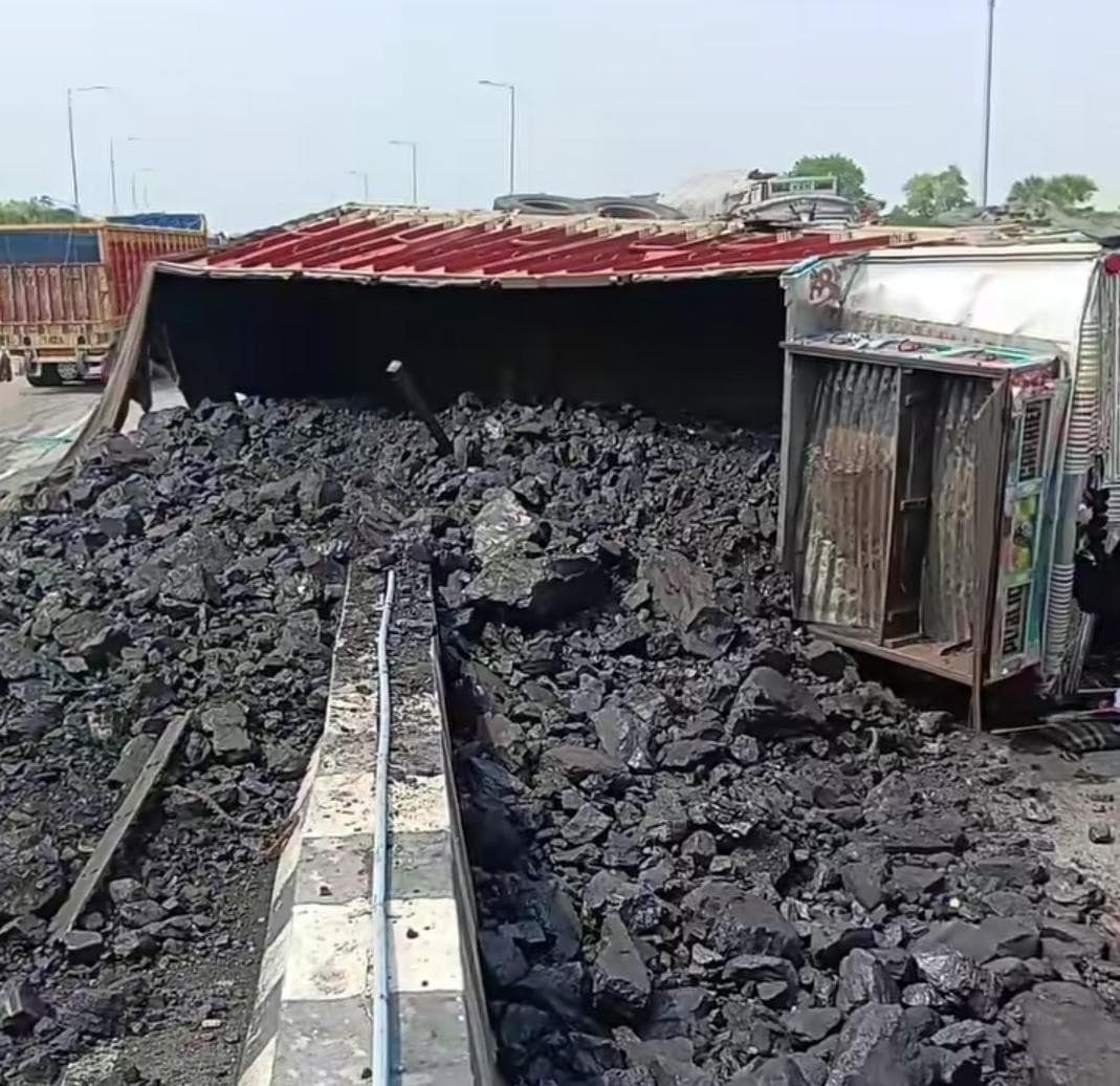 हुडराही ओवरब्रिज पर कोयला लदा ट्रक पलटा, आवागमन रहा बाधित