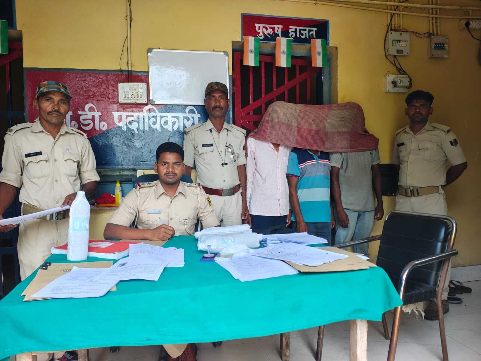 KATIHAR NEWS : डंडखोरा पुलिस ने छापेमारी कर विदेशी शराब के साथ तस्कर को किया गिरफ्तार