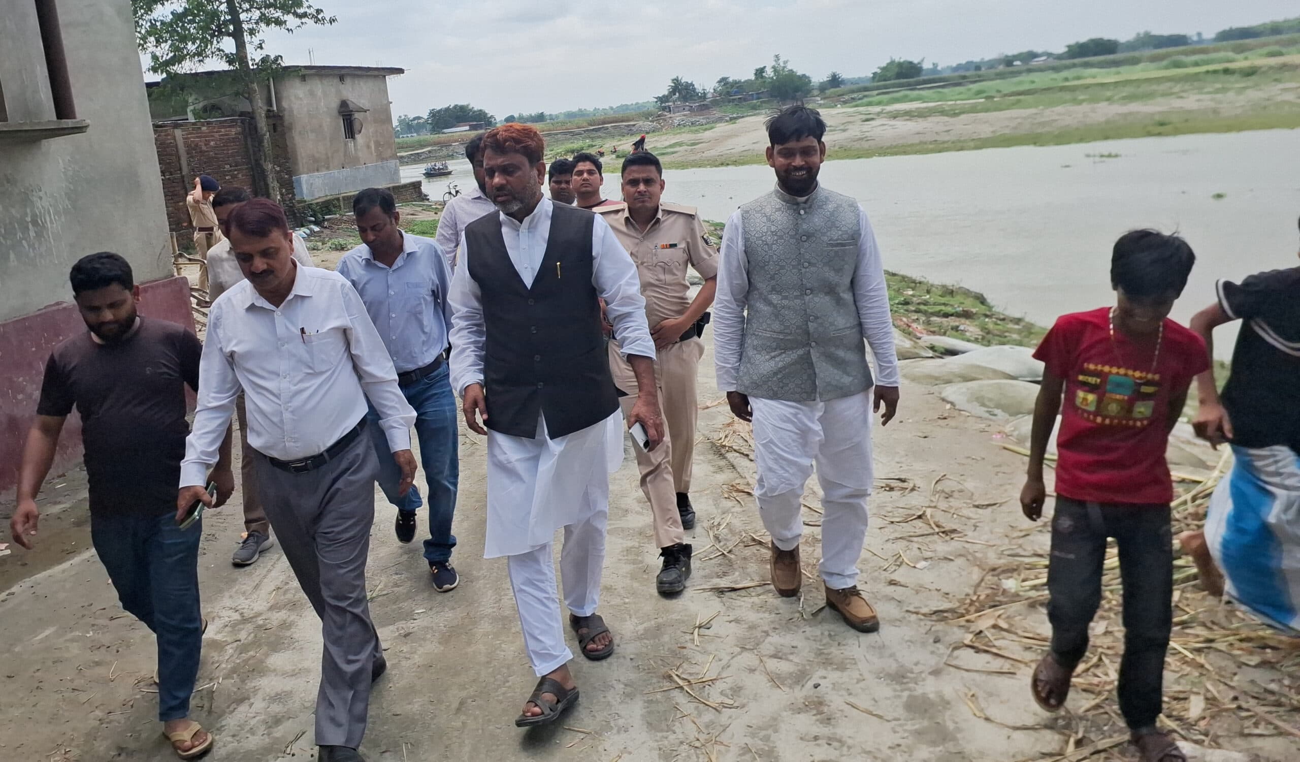 मुआवजे में देरी पर भू-धारियों ने रसेली घाट पुल का काम रोका, विधायक ने दिलाया भरोसा