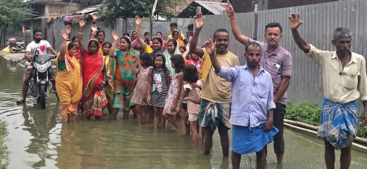 आजमनगर मुख्य बाजार महलदार टोली में सड़क पर दो फ़ीट से अधिक जलजमाव