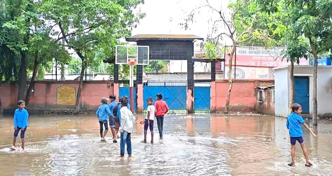 पहली बारिश में मनरेगा से बने खेल मैदान की बिगड़ी सूरत