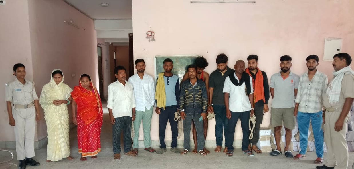 चार तस्कर व नौ शराबी गिरफ्तार