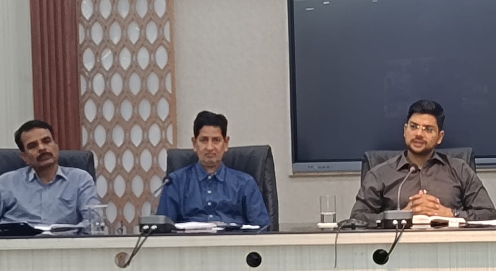 पेंशनधारियों के जीवन प्रमाणन में किसी प्रकार की कोताही बर्दाश्त नहीं : डीएम