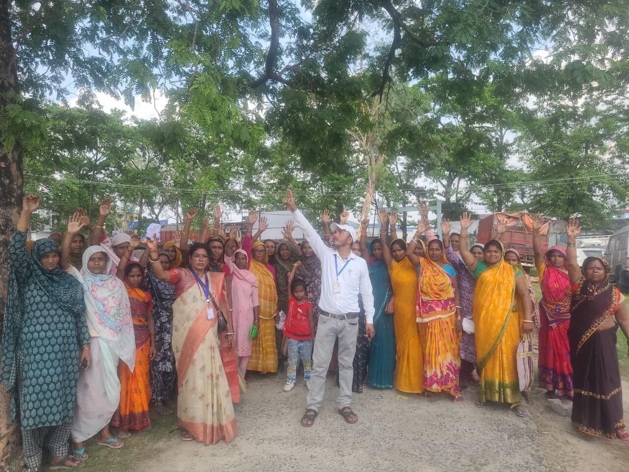 कार्ड बनाने के नाम पर अवैध वसूली के विरुद्ध रसोइयों ने किया प्रदर्शन