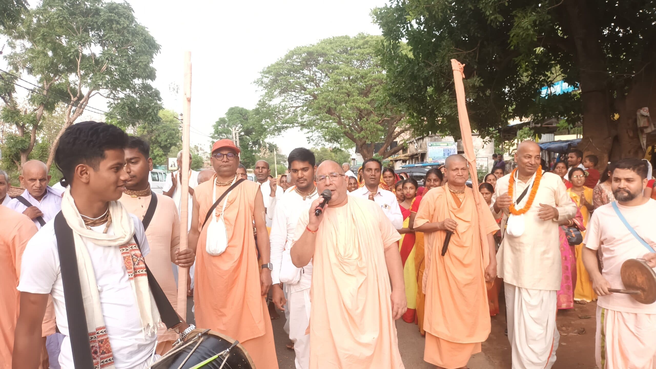 वार्षिक धर्मसभा में हिस्सा लेने आयी संतों की टोली