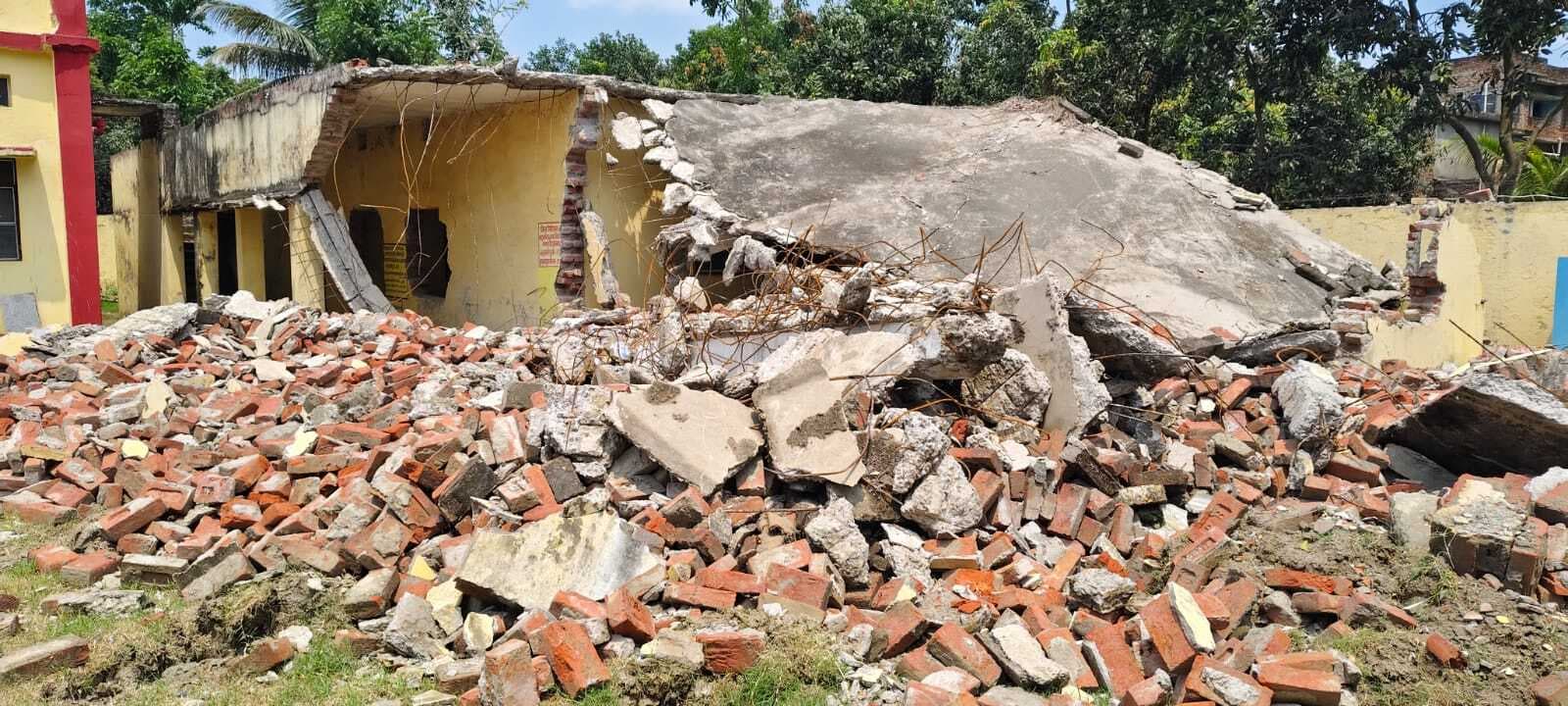 विद्यालय भवन तोड़कर सामान घर ले जाने का आरोप