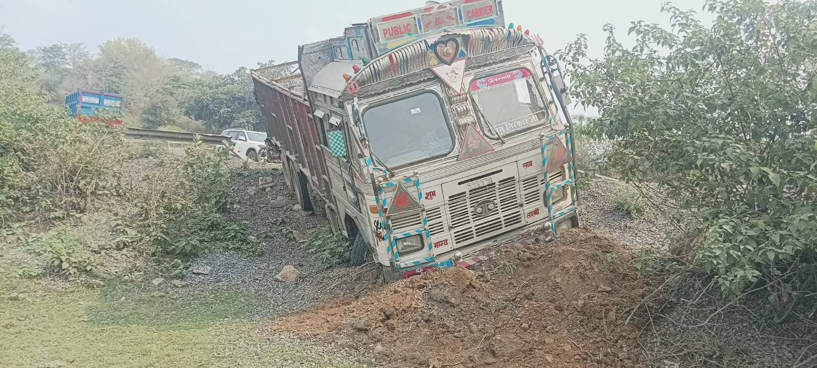 गिट्टी लदा ट्रक पलटा, बाल-बाल बचे चालक व खलासी