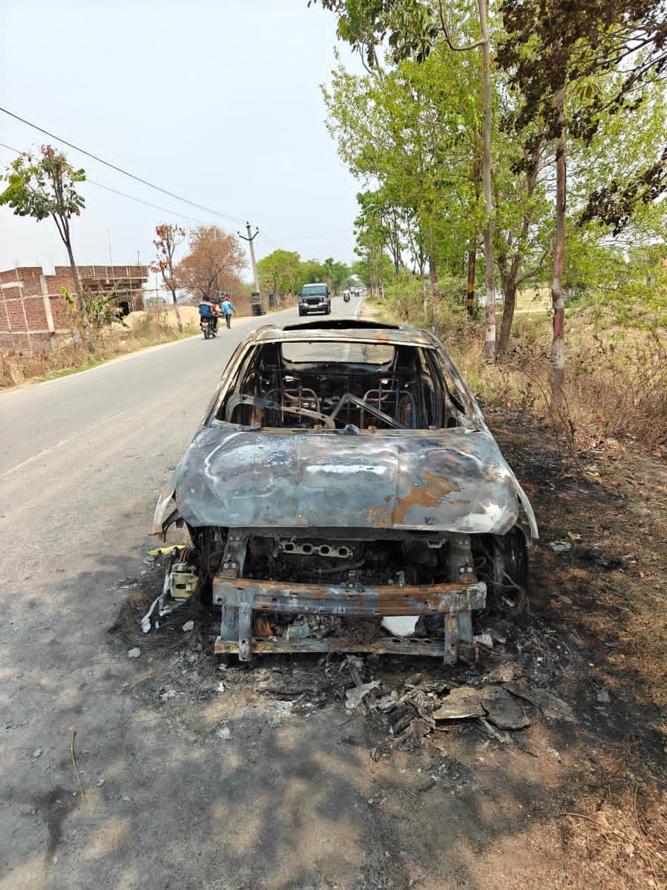 चलती कार में लगी आग, जलकर खाक