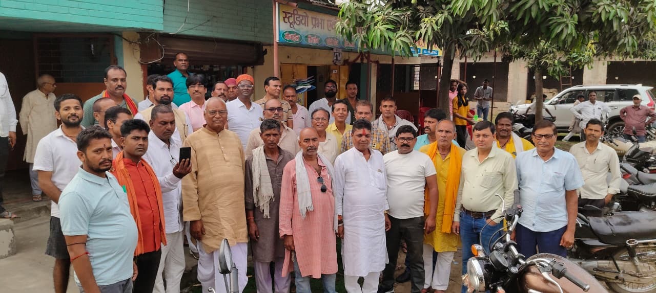 पसराहा के किसानों ने जल निकासी व जमीन रजिस्ट्री पर रोक हटाने की मांग