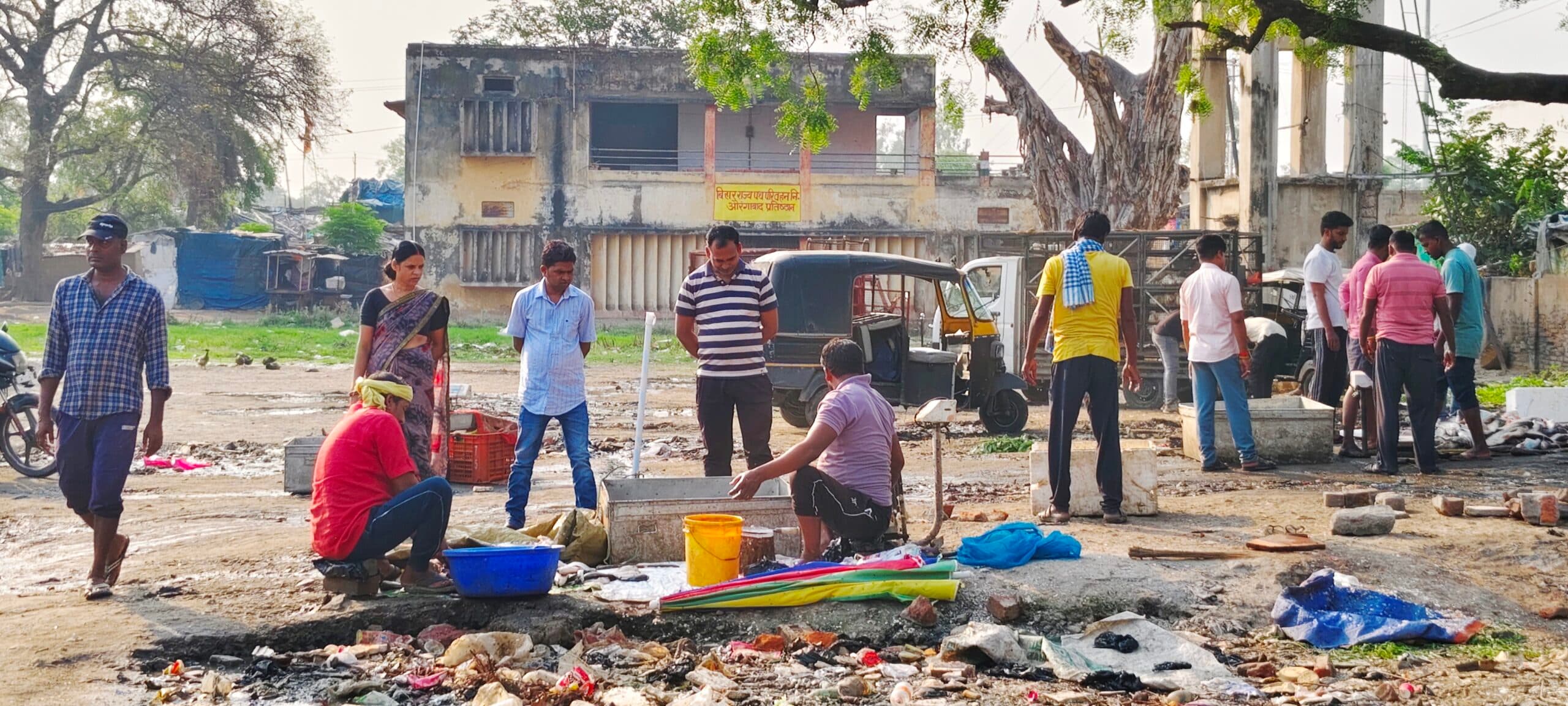 मांस-मछली दुकानों से घिरा सरकारी बस डिपो परिसर, यात्रियों में डर और अफसर खामोश