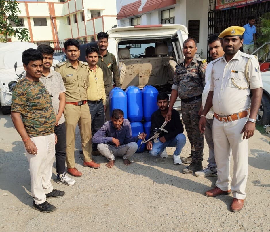 झारखंड से स्पिरिट लेकर रोहतास जा रहे बोलेरो सवार दो धंधेबाज गिरफ्तार