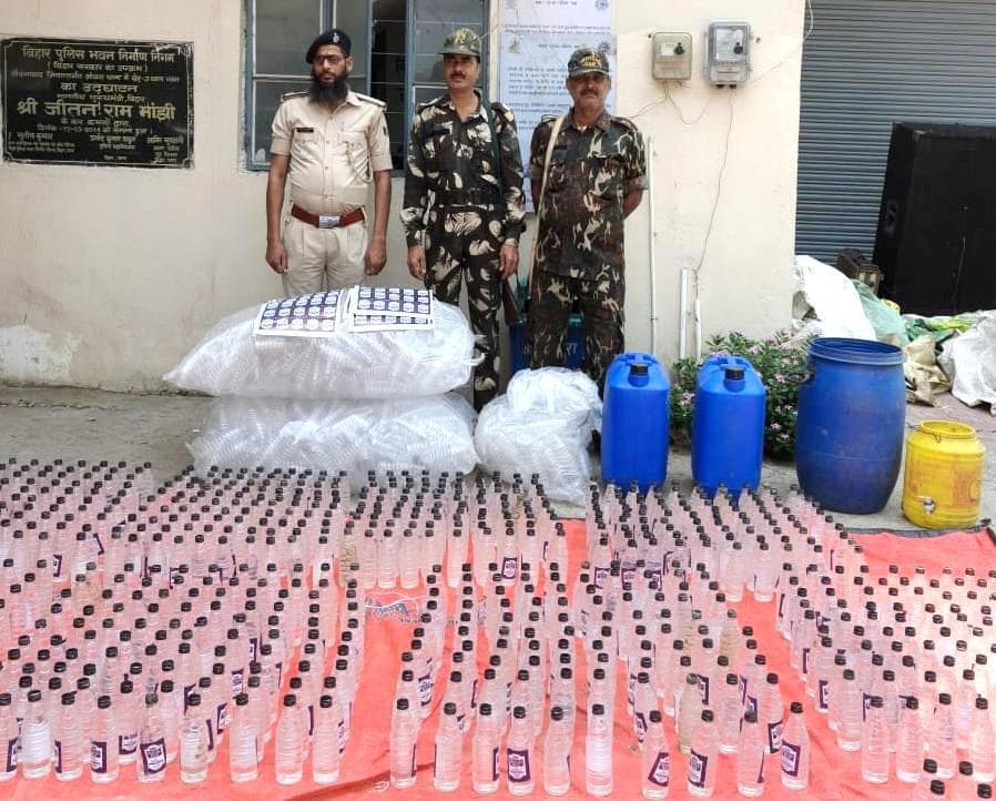 ओबरा में मिनी शराब फैक्ट्री का उद्भेदन, भारी मात्रा में देसी-विदेशी शराब व उपकरण जब्त