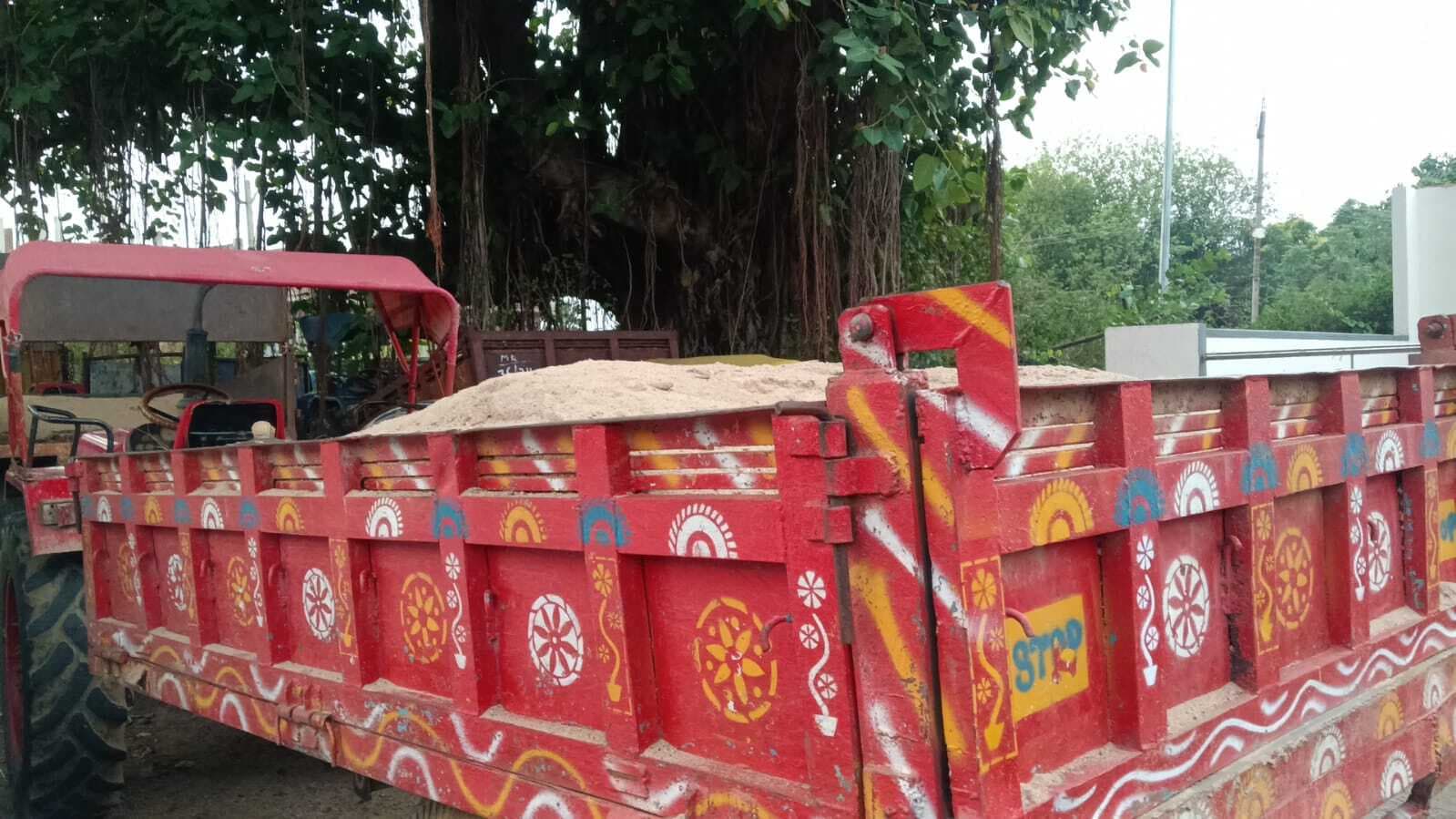 देवीपुर:  अवैध बालू लोड ट्रैक्टर किया जब्त