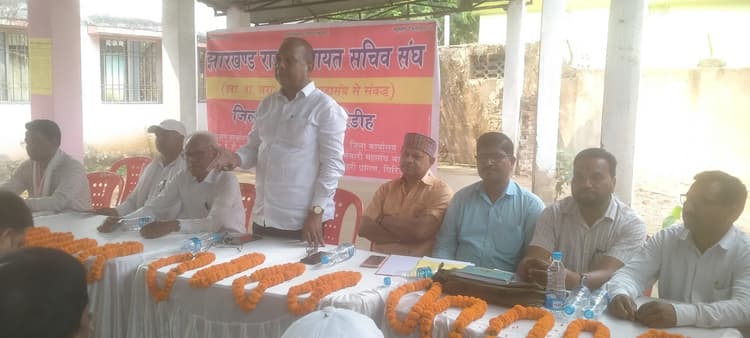 Giridih News :पंचायत सचिवों ने बगोदर बीडीओ के खिलाफ दी आंदोलन की चेतावनी