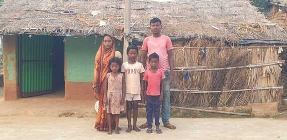 भोजुचक गांव का गरीब परिवार आज भी पक्के मकान और सरकारी सहायता से वंचित