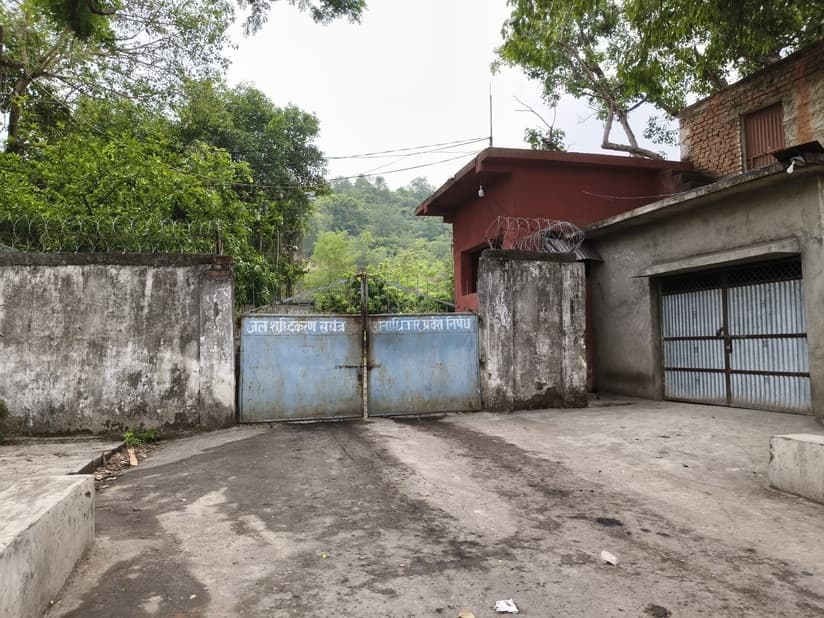 ललमटिया में जल शुद्धिकरण संयंत्र महीनों से खराब, ग्रामीणों के बीच पानी संकट