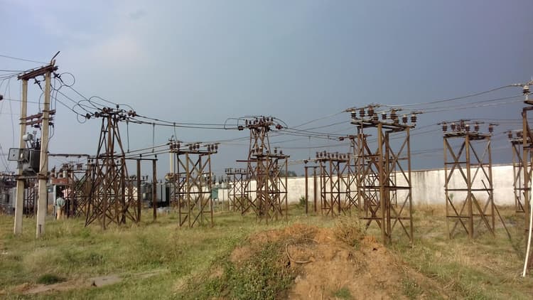 Bokaro News : पांच लाइनमैन के भरोसे 90 किमी बिजली लाइन, हजारों उपभोक्ताओं पर संकट