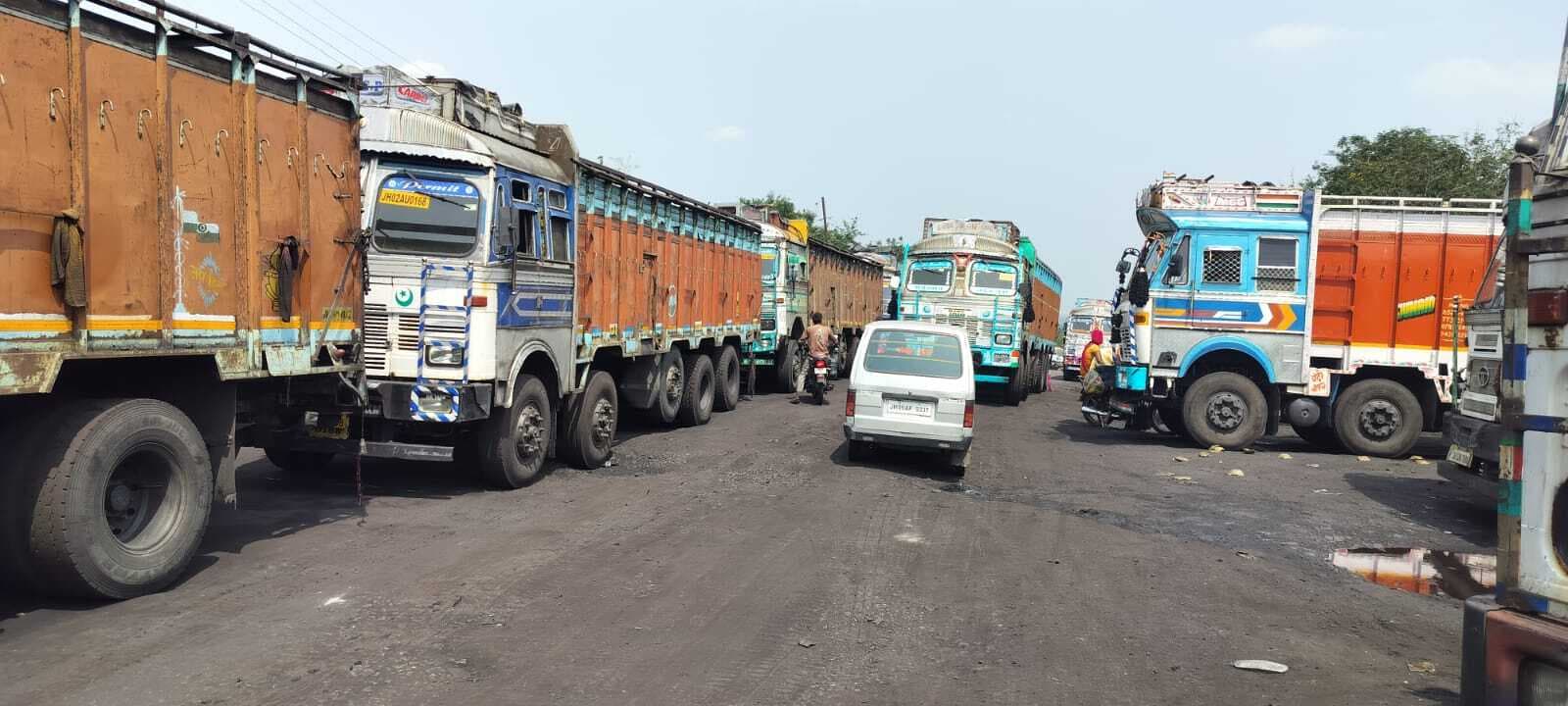 Bokaro News : लोकल सेल के ट्रकों से मुख्य सड़क पर लग रहा जाम, राहगीर परेशान