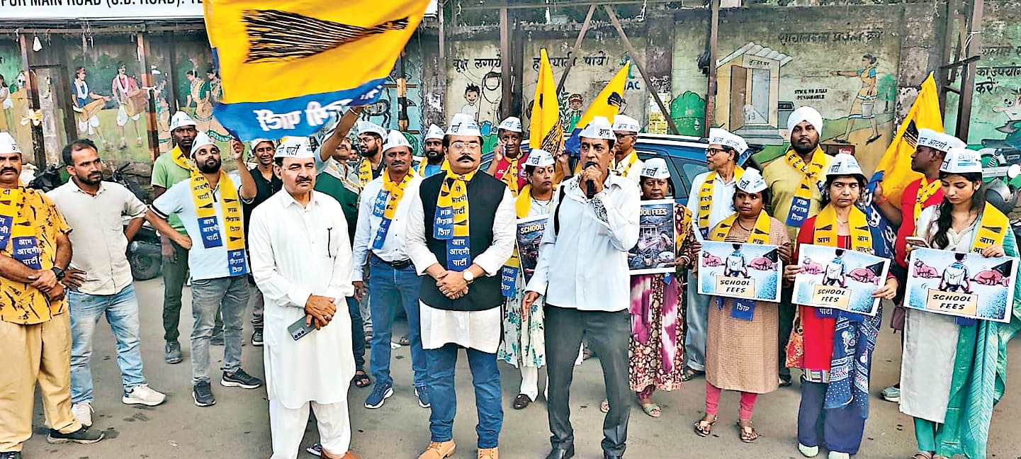 Jamshedpur News : निजी स्कूलों की मनमानी के खिलाफ साकची में आप का प्रदर्शन