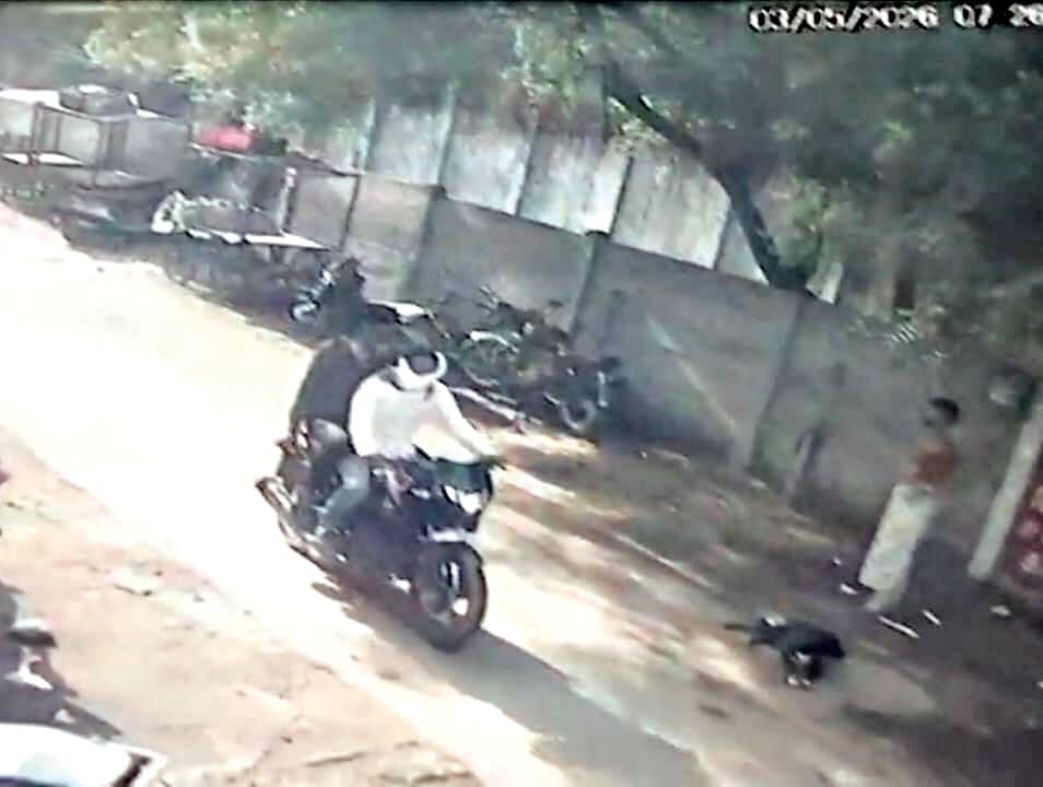 Jamshedpur News : गोली चलाते ही बाइक से गिरा हमलावर, उठा और फिर चलायी गोली, हमलावर पर लोगों ने किया पथराव, दोनों गिरफ्तार, पिस्तौल बरामद