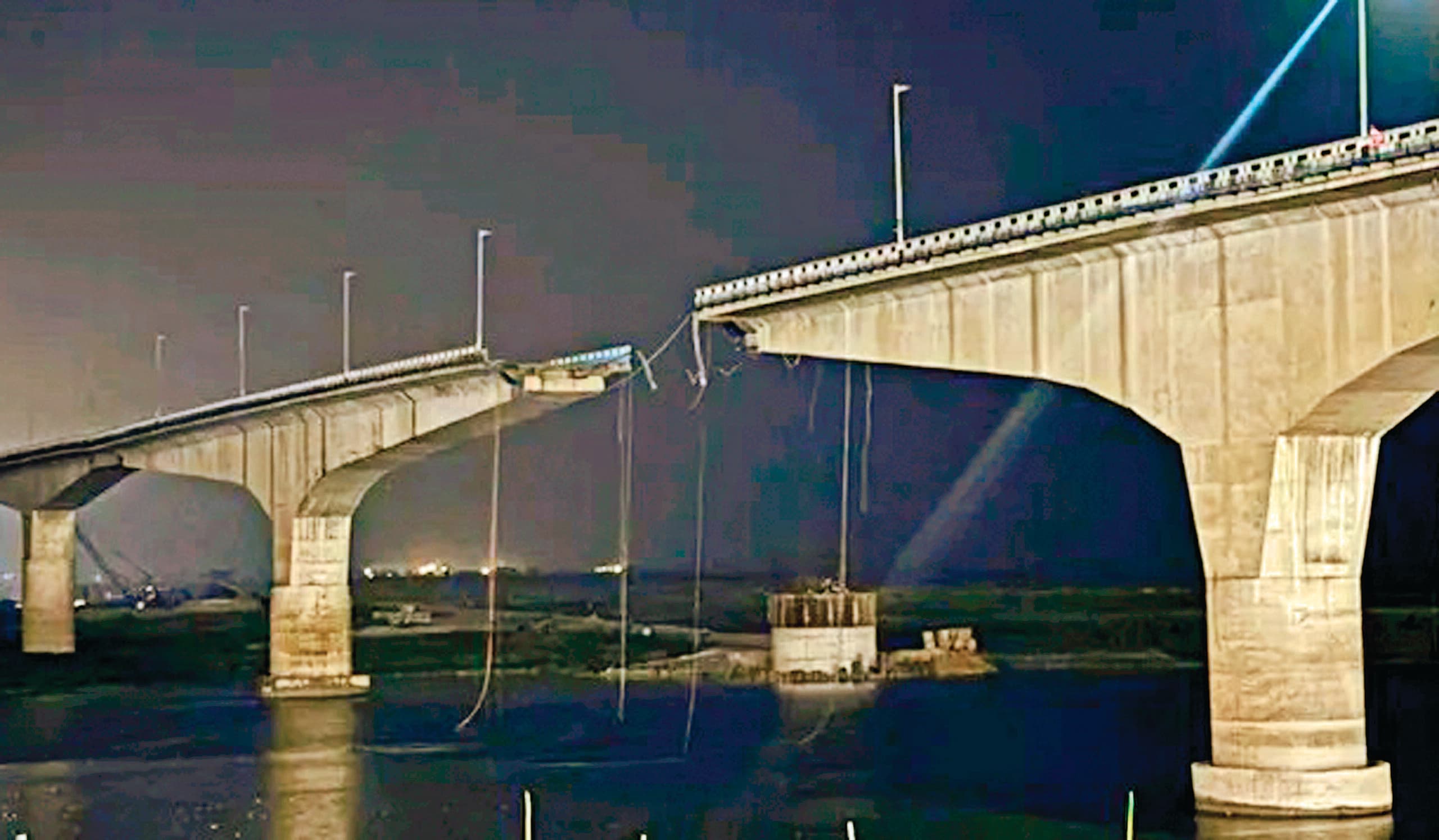 Bhagalpur news विक्रमशिला सेतु का स्लैब गंगा में समाया, आवाजाही पर लगी रोक