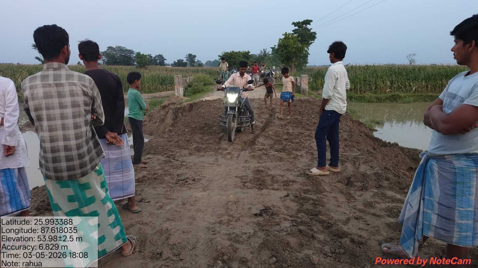 Purnia, 20 दिन से बंद रास्ते पर मिट्टी डालकर शुरू कराया आवागमन