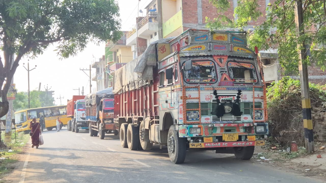 भभुआ : बाइपास रोड पर ट्रक का ब्रेक फेल, दूल्हे की कार से लेकर स्कूल बस तक जाम में फंसी