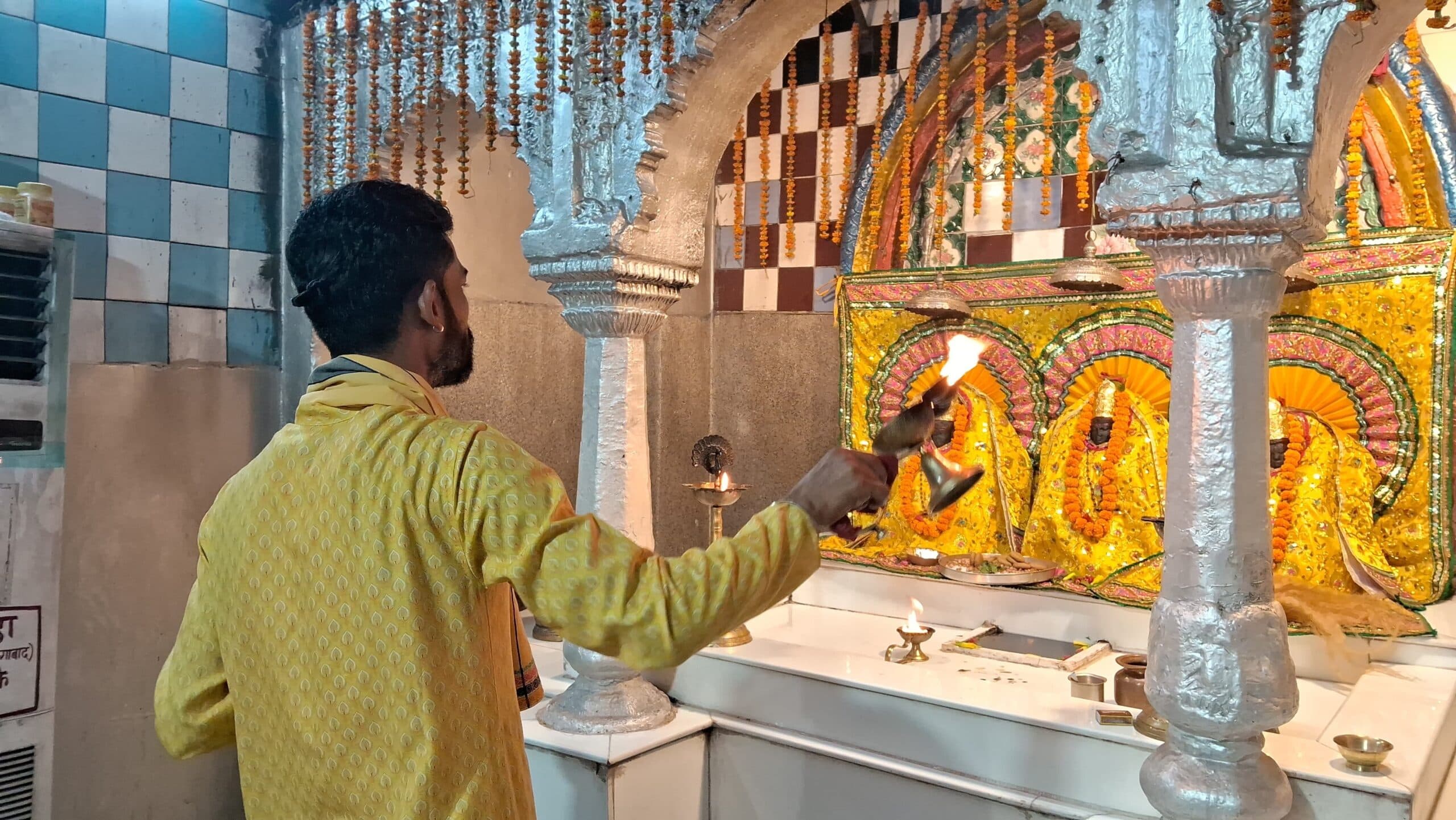 देव सूर्य मंदिर में गूंजे जयकारे, भक्ति भाव से संपन्न हुई प्रातःकालीन आरती.
