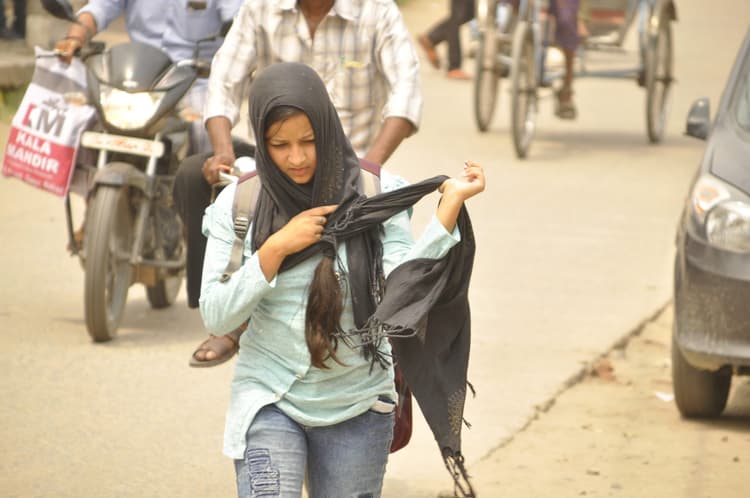 रोहतास मौसम अपडेट: आज 33 डिग्री रहेगा तापमान, लेकिन 39 जैसी चुभेगी गर्मी, शाम को आंधी-पानी के आसार