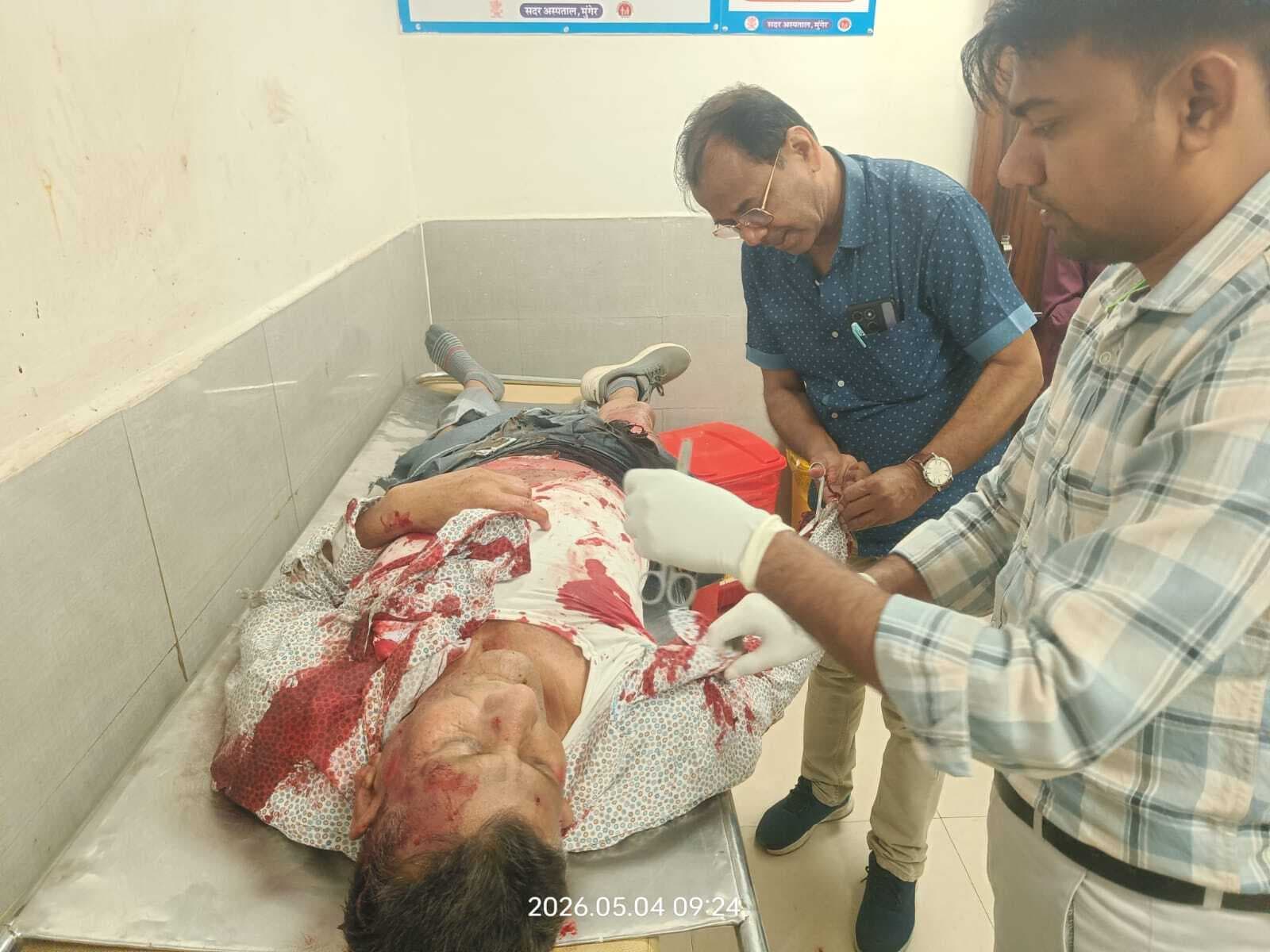 Munger, अनियंत्रित हाइवा ने बाइक सवार युवक को मारी टक्कर, रेफर